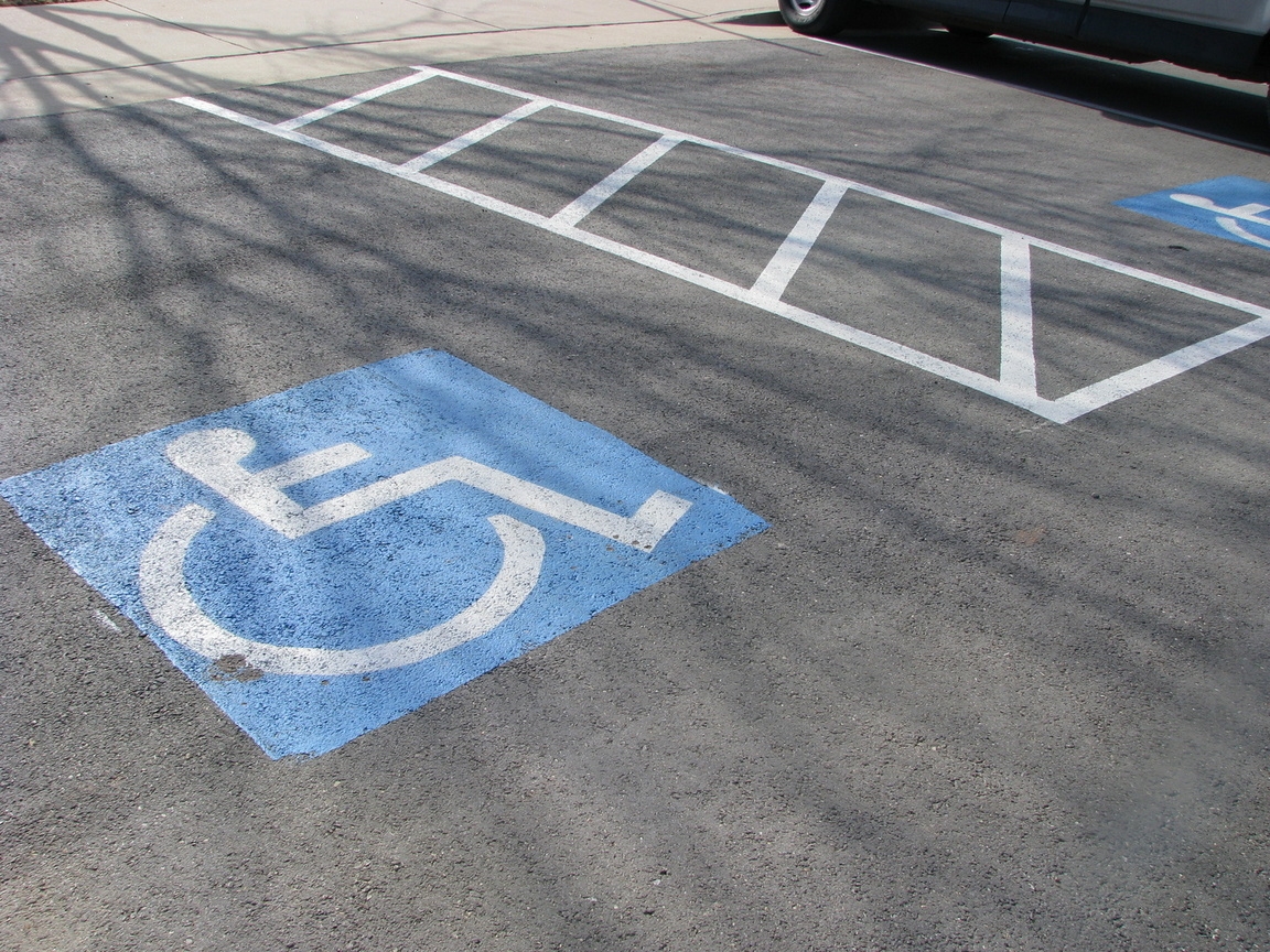 Машиноместа для инвалидов. Парковочное место для инвалидов. Автостоянка для инвалидов. Инвалидное место на парковке. Места для инвалидов.